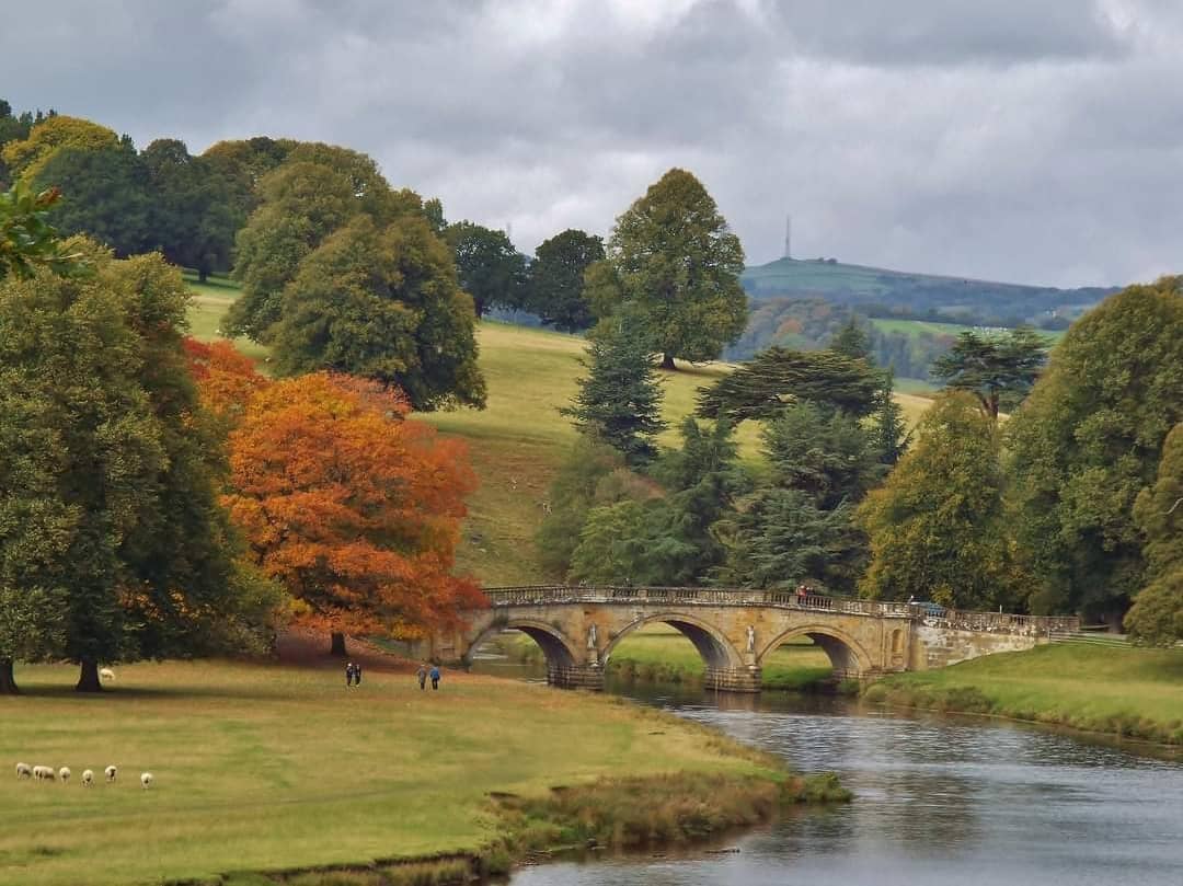 dvk0368's tweet photo. #FridayForay a mini selection from Chatsworth House on Monday wiith "proper' camera shots not phone ones @visitpeakdistrict @derbyshire_live @BBCNWT @ChatsworthHouse #bakewell #Derbyshire #PeakDistrict #fountain #maze #reflectiom #countryside #autumn #view #landscape #scenery https://t.co/ZMJlEKQSmS