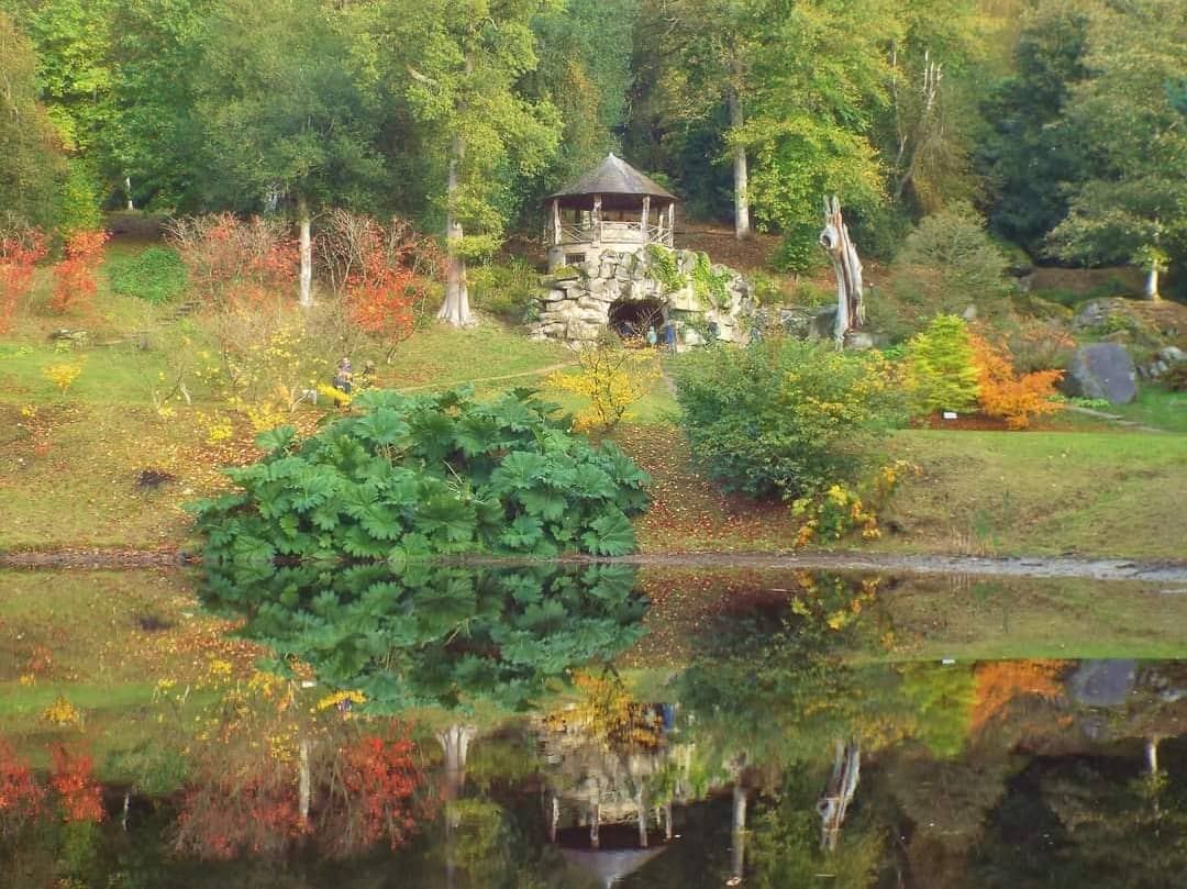 dvk0368's tweet photo. #FridayForay a mini selection from Chatsworth House on Monday wiith "proper' camera shots not phone ones @visitpeakdistrict @derbyshire_live @BBCNWT @ChatsworthHouse #bakewell #Derbyshire #PeakDistrict #fountain #maze #reflectiom #countryside #autumn #view #landscape #scenery https://t.co/ZMJlEKQSmS