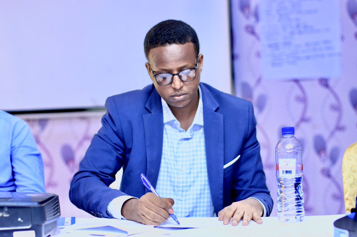 MoLYS_Puntland's tweet photo. Agaasimaha Guud ee Wasaaradda @MoLYS_Puntland Mudane Jaamac Xasan Cabdulle ayaa soo xiray Tababar Sadex Maalmood u socday Shaqaalaha Wasaaradda iyo Qayb kamida Isku duwaayasha Wasaaradda u qaabils......                   https://t.co/6BgIkBmgtA https://t.co/qddqlezyTP