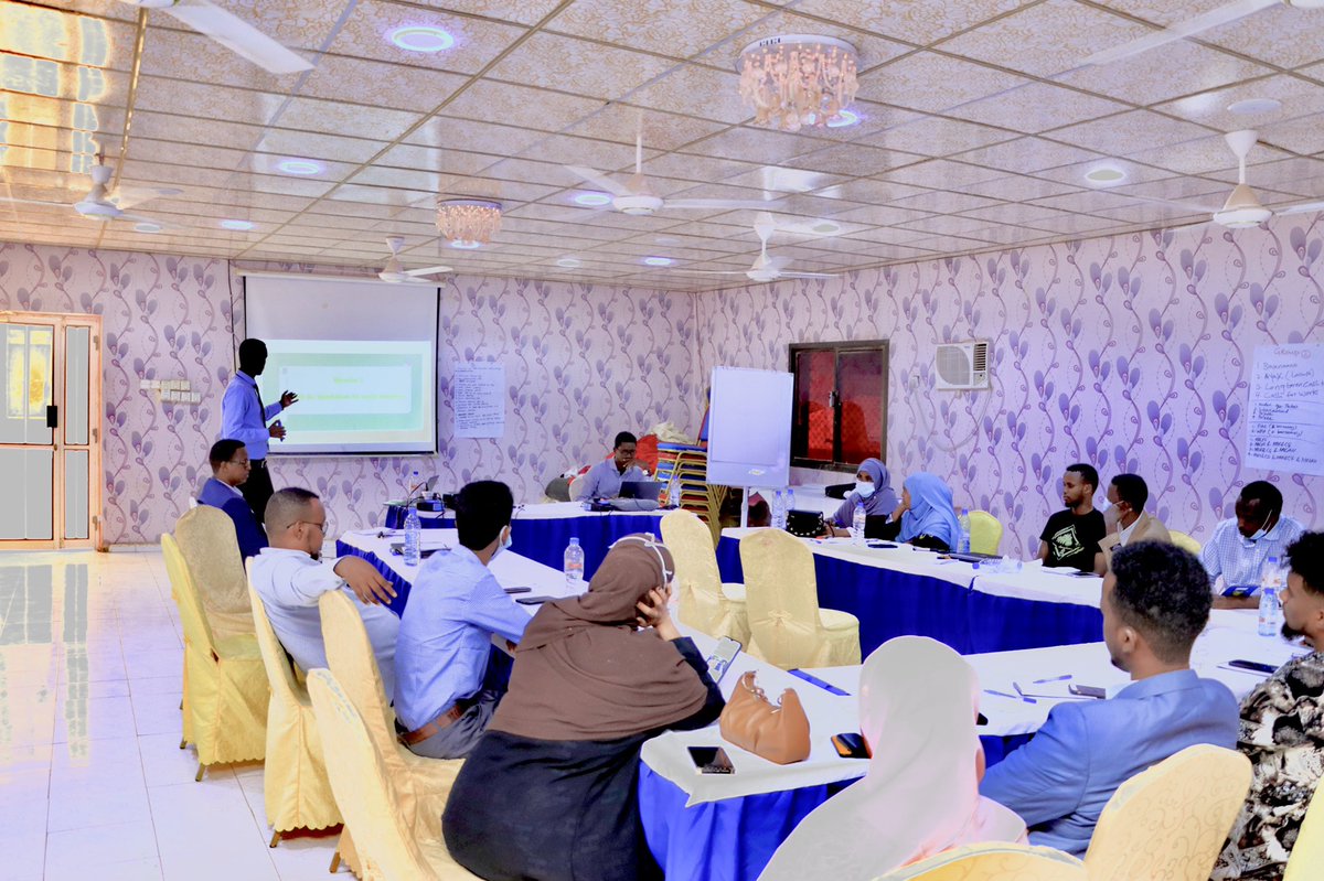 MoLYS_Puntland's tweet photo. Agaasimaha Guud ee Wasaaradda @MoLYS_Puntland Mudane Jaamac Xasan Cabdulle ayaa soo xiray Tababar Sadex Maalmood u socday Shaqaalaha Wasaaradda iyo Qayb kamida Isku duwaayasha Wasaaradda u qaabils......                   https://t.co/6BgIkBmgtA https://t.co/qddqlezyTP