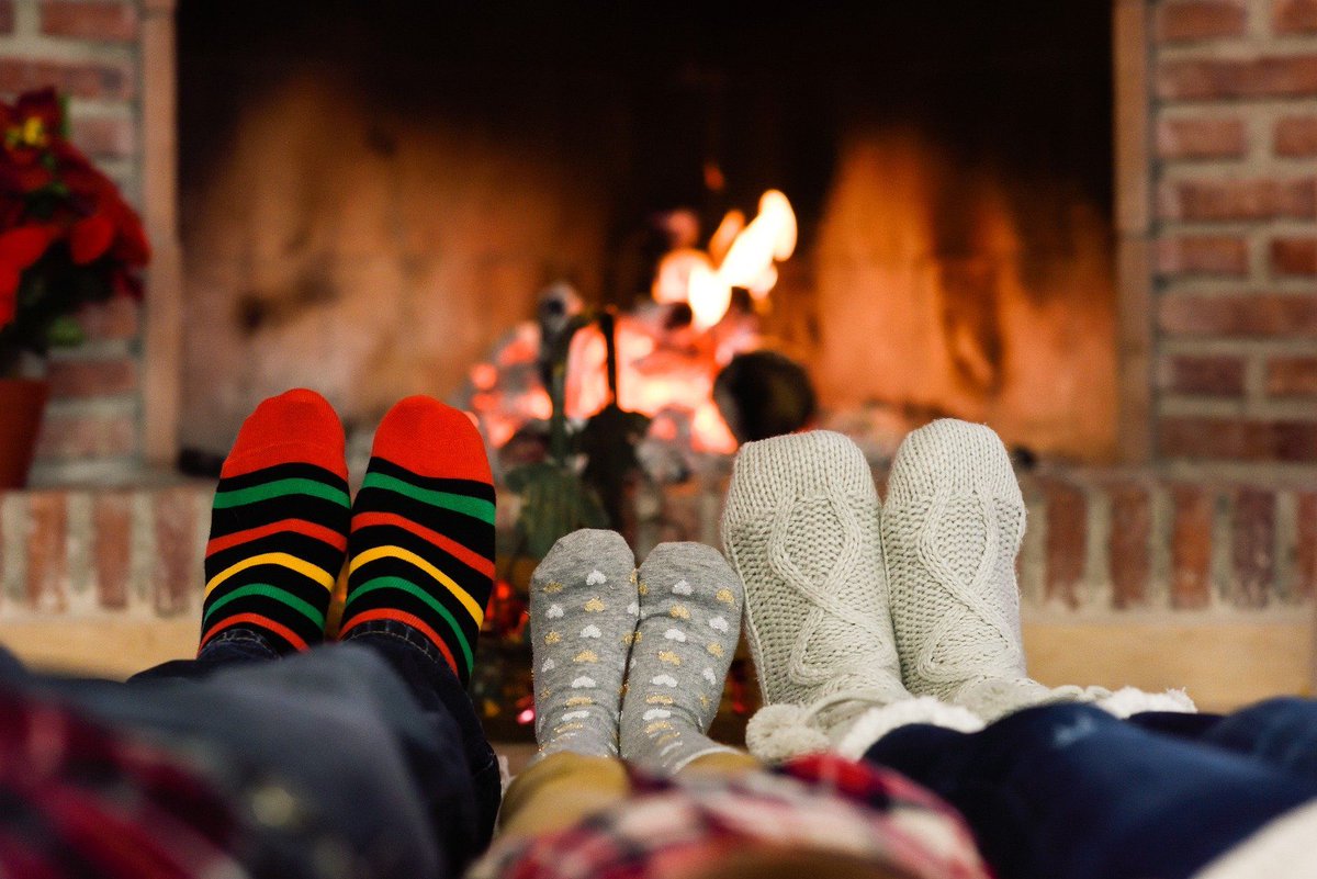 FireplacesView's tweet image. 10 THINGS TO DO BY THE FIREPLACE (FAMILY EDITION)

1. Play games
2. Drink hot chocolate
3. Watch a movie
4. Family photos
5. Storytelling
6. Arts and crafts
7. Indoor picnic
8. Dance
9. Indoor camping or better yet...build a fort!
10. Wind down and cuddle with your loved ones ❤