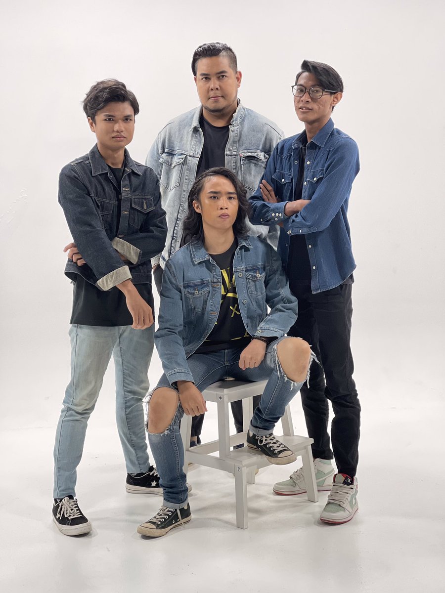sundayrasmi's tweet photo. Sunday 2021
#sunday #sundayband #senyumyangtakkankembali
@Whiteroomv_ https://t.co/6khH3c3SCi
