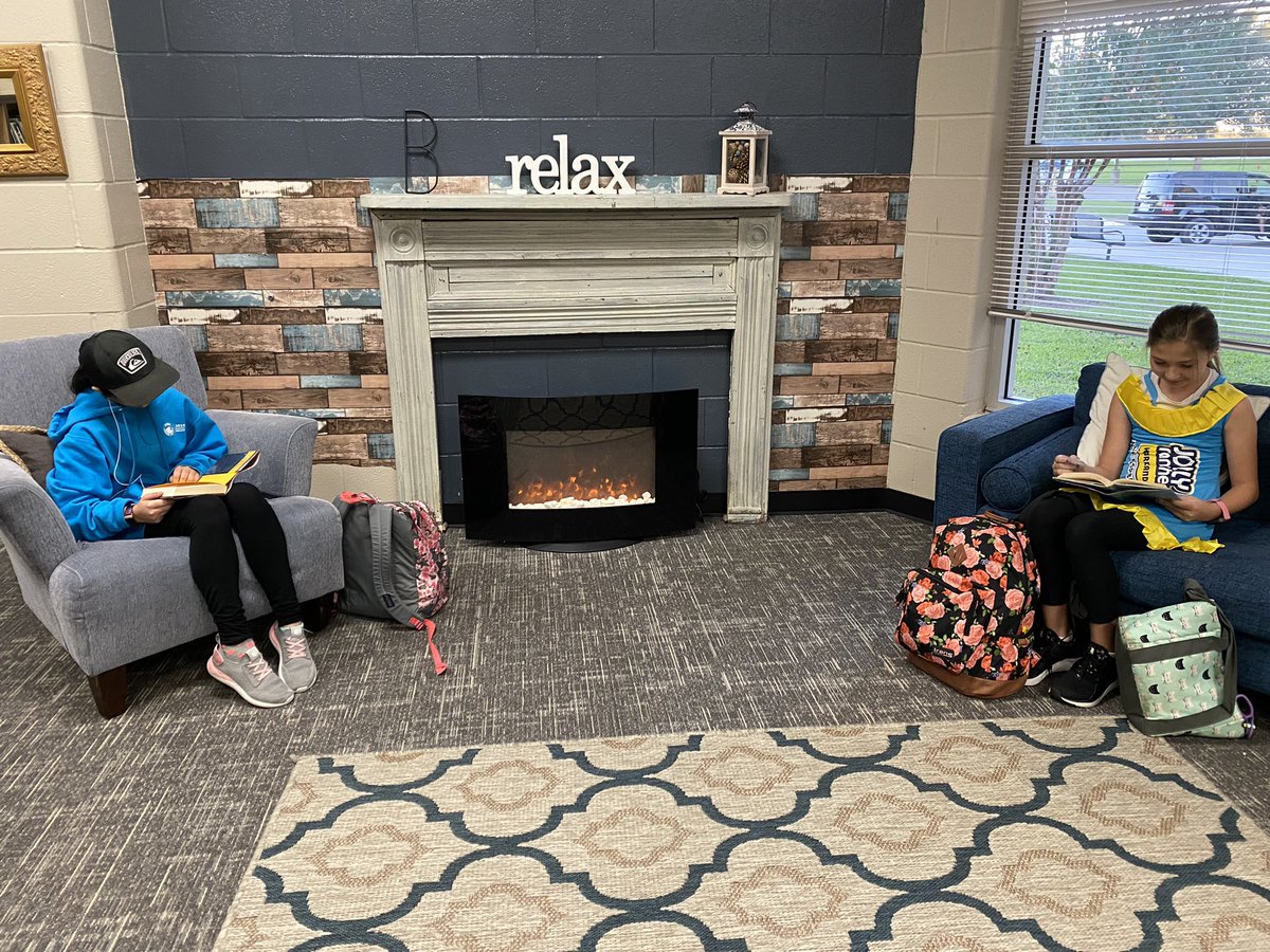 It’s a fantastic fireplace Friday! (AKA the PERFECT reading spot!) <a href="/briscoe_eagles/">Briscoe Junior High</a> #BeTheOneLCISD <a href="/LamarCISD/">Lamar CISD</a>