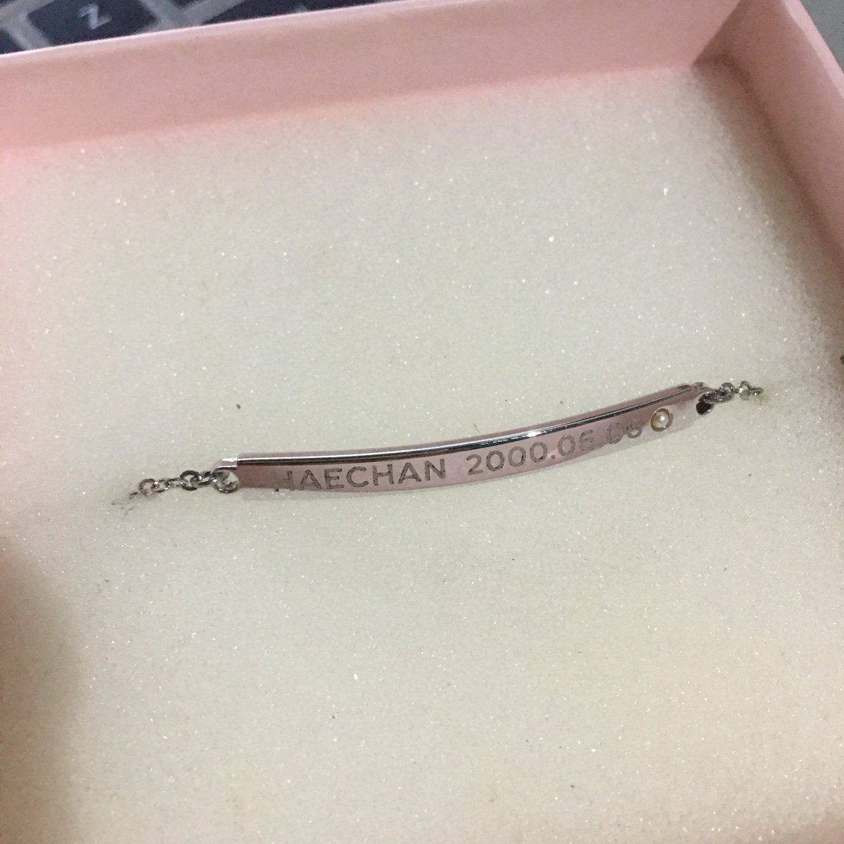 ldhmkace's tweet photo. wts lfb ph nct

haechan birthday bracelet (rhodium)
- 1100 (negotiable)
- box has slight discoloration when i bought it from yangdo
• wore it once to check the fit hehe

•negotiable! lmk via dms your price in mind and i’ll try to match 

gcash/lbc/j&amp;t

dm or reply mine to claim https://t.co/EYYMQ9DEyZ
