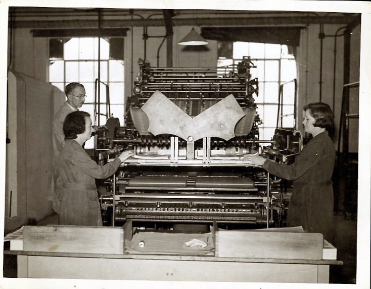 boemuseum's tweet photo. Despite the outbreak of the Second World War, banknote printing had to continue!

Machinery like this note printing machine were set up at the evacuation point in Overton, Hampshire where sheets of notes were delivered after numbering. #BoEArchive #WW2 https://t.co/X0Zpd3DI1k