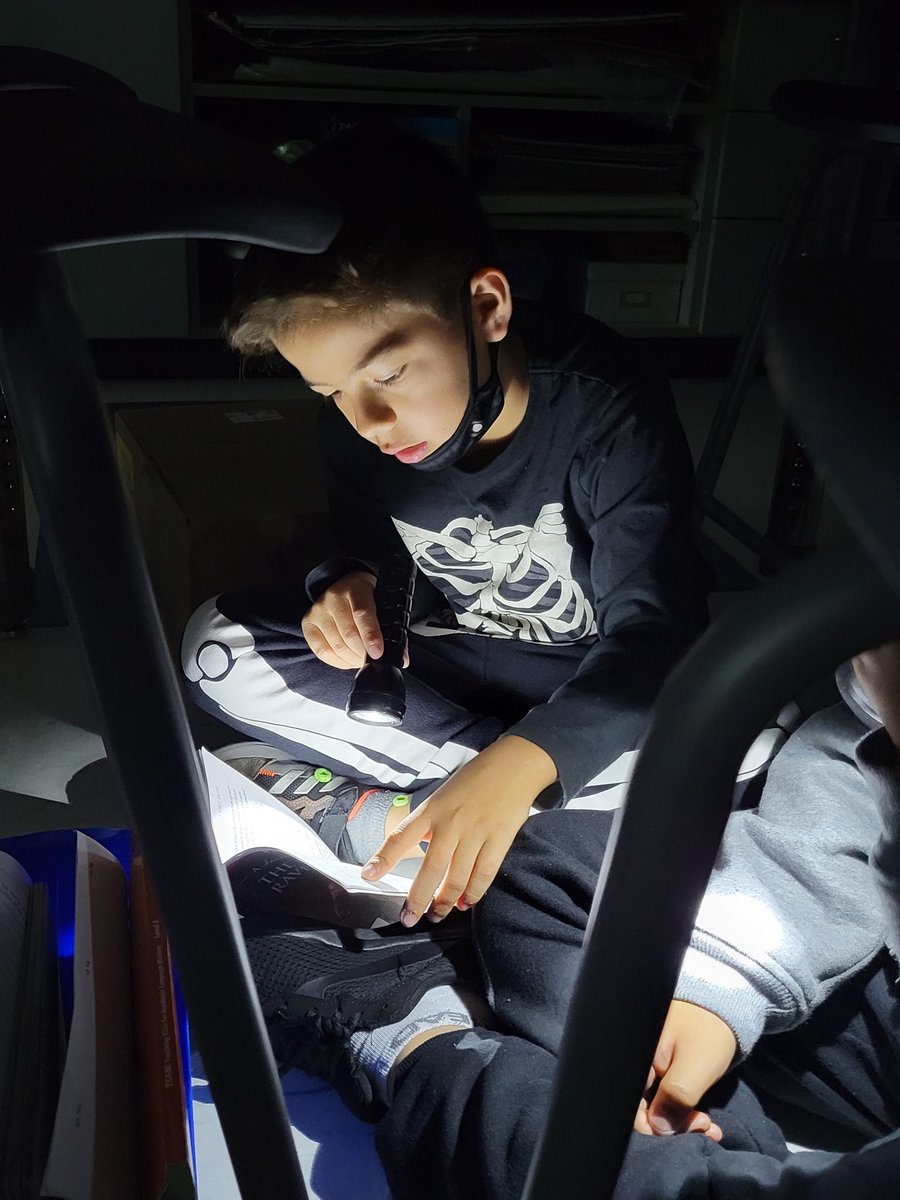 gillESOLedu's tweet photo. The Friday before Halloween calls for flashlight reading. @WhiteKnollElem #Lex1ESOL https://t.co/lI3mv5xisE