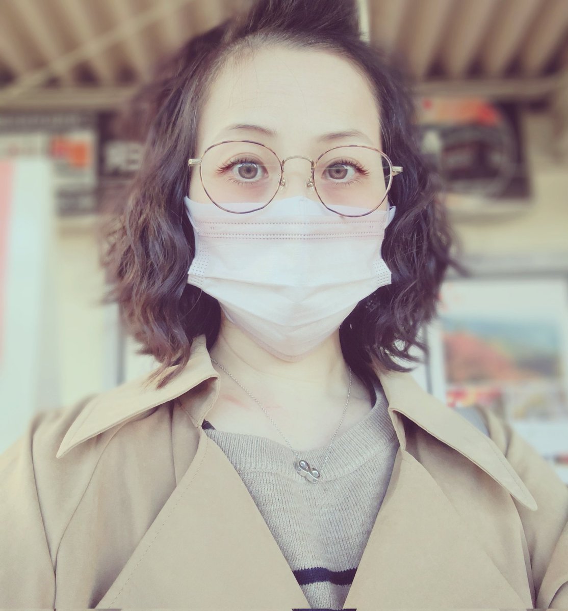 ポンコツ弓子 固定ツイ On Twitter 今季トレンチコート初登場 これ背中側がオーガンジーになっていてめちゃくちゃ可愛いやつ 天で買ったノーブランドながらなかなかでな 今日はめがね 外出時とテレビ見る時は遠用めがね コンタクトだった時期もあるんだが