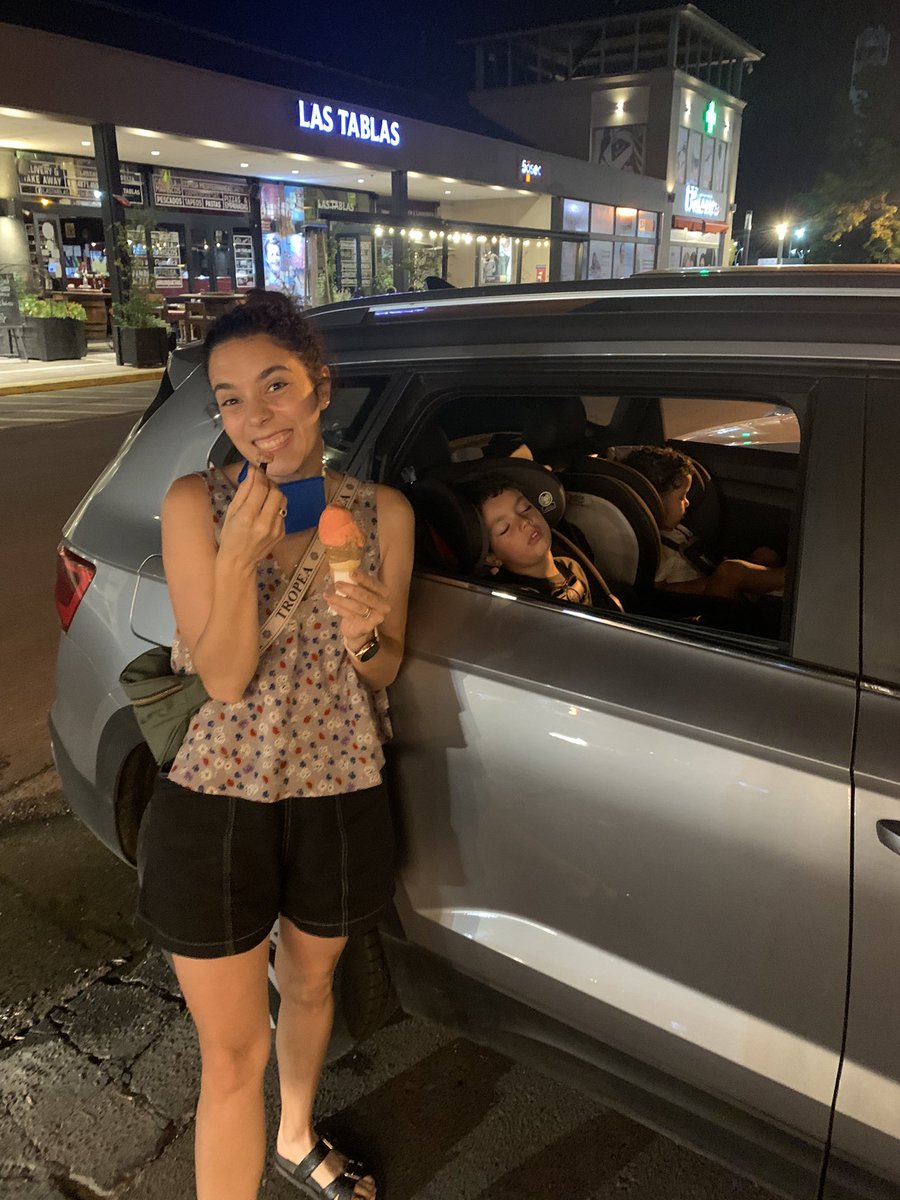 La nueva paternidad es parar a tomar un helado cuando las bendiciones duermen! 🍦 🚘