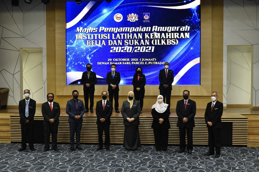 KBSMalaysia's tweet image. Majlis Penyampaian Anugerah ILKBS

YB Senator Dato' Sri Ti Lian Ker, Timbalan Menteri Belia dan Sukan,  telah menghadiri majlis simbolik konvokesyen bagi meraikan 5,792 graduan Institusi Latihan Kemahiran Belia dan Sukan (ILKBS) bagi peringkat Diploma Lanjutan, Diploma,