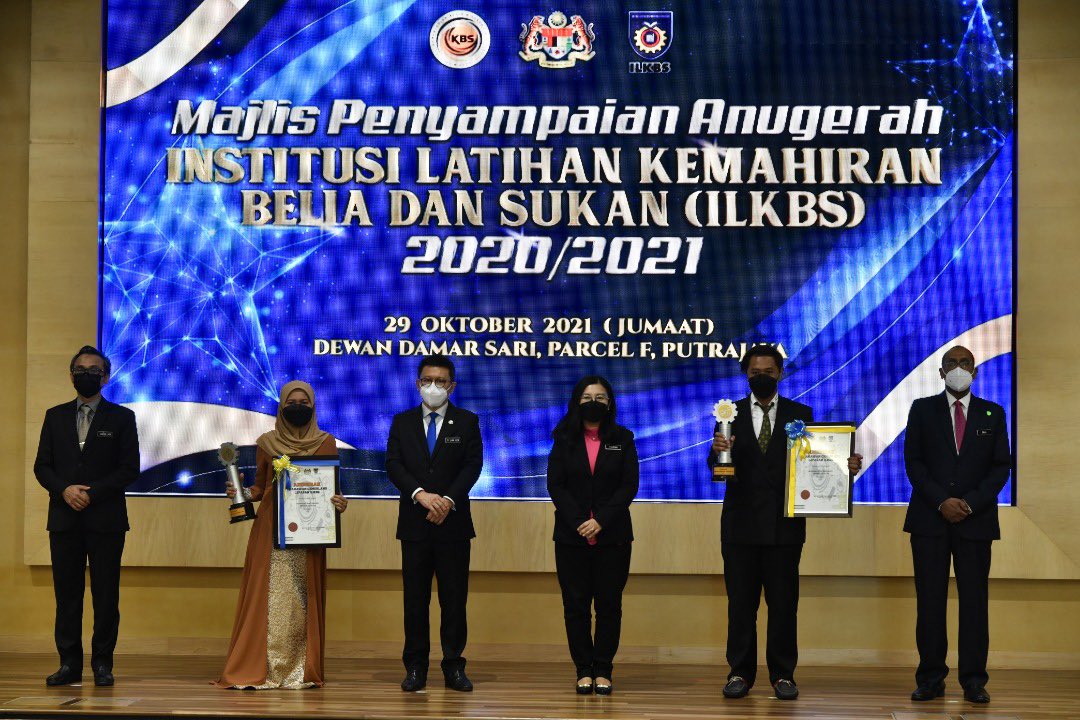 KBSMalaysia's tweet image. Majlis Penyampaian Anugerah ILKBS

YB Senator Dato' Sri Ti Lian Ker, Timbalan Menteri Belia dan Sukan,  telah menghadiri majlis simbolik konvokesyen bagi meraikan 5,792 graduan Institusi Latihan Kemahiran Belia dan Sukan (ILKBS) bagi peringkat Diploma Lanjutan, Diploma,