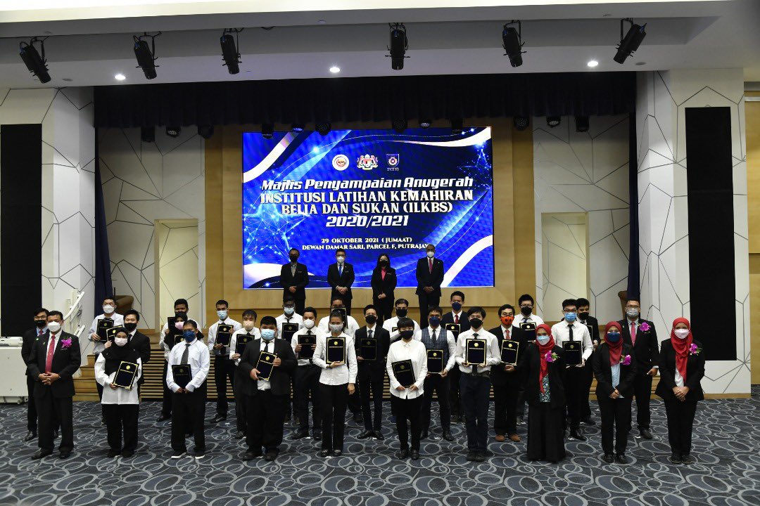 KBSMalaysia's tweet image. Majlis Penyampaian Anugerah ILKBS

YB Senator Dato' Sri Ti Lian Ker, Timbalan Menteri Belia dan Sukan,  telah menghadiri majlis simbolik konvokesyen bagi meraikan 5,792 graduan Institusi Latihan Kemahiran Belia dan Sukan (ILKBS) bagi peringkat Diploma Lanjutan, Diploma,