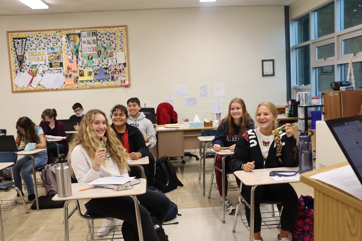 BlhsFbla's tweet photo. Bishop Luers FBLA enjoying granola bars for their breakfast meeting! #FBLA https://t.co/IYTUkR9yFR