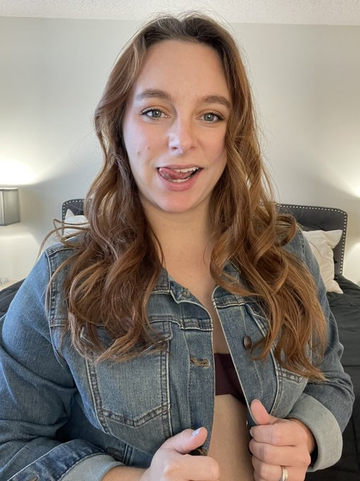 Wanna see what&rsquo;s underneath?   Click the link in my bio to see all the goods.   #hotwife #fuckmefriday<a href="/tag/vixen"class="tags"><span>#vixen</span></a><a href="/tag/adultwork"class="tags"><span>#adultwork</span></a><a href="/tag/hotwife"class="tags"><span>#hotwife</span></a><a href="/tag/fuckmefriday"class="tags"><span>#fuckmefriday</span></a><a href="/tag/onlyfans"class="tags"><span>#onlyfans</span></a>