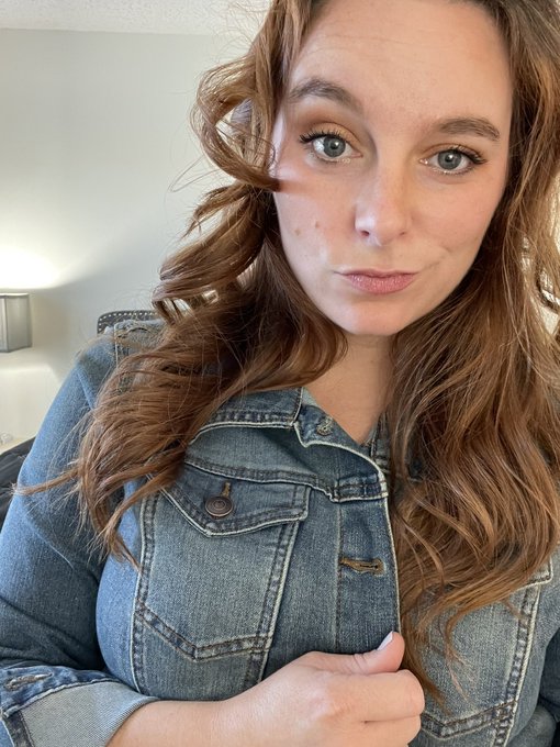 Wanna see what&rsquo;s underneath?   Click the link in my bio to see all the goods.   #hotwife #fuckmefriday<a href="/tag/vixen"class="tags"><span>#vixen</span></a><a href="/tag/adultwork"class="tags"><span>#adultwork</span></a><a href="/tag/hotwife"class="tags"><span>#hotwife</span></a><a href="/tag/fuckmefriday"class="tags"><span>#fuckmefriday</span></a><a href="/tag/onlyfans"class="tags"><span>#onlyfans</span></a>