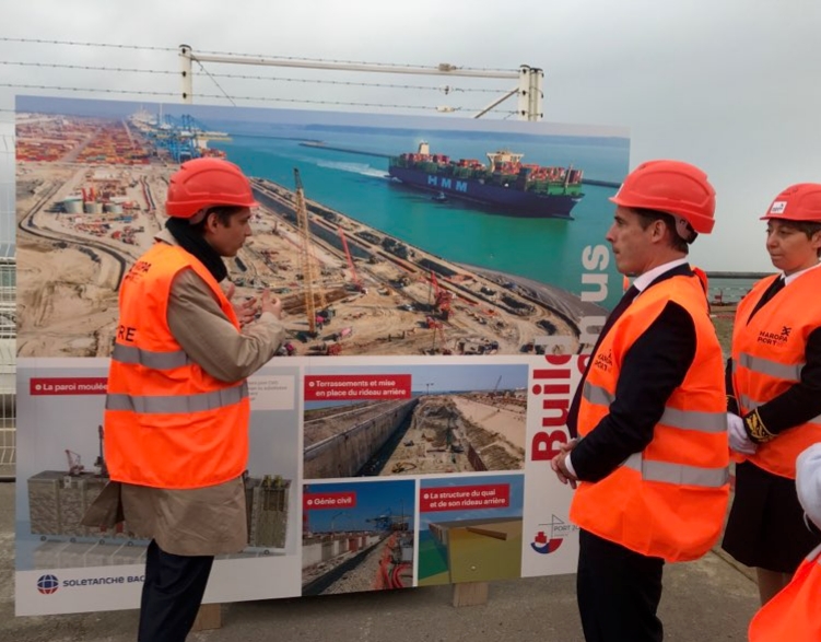 Accueil du Ministre délégué chargé des transports <a href="/Djebbari_JB/">Jean-Baptiste Djebbari</a>, en présence d’<a href="/EPhilippe_LH/">Edouard Philippe</a>, sur le chantier des futurs postes 11 et 12 de Port 2000. Un projet portuaire unique en 🇫🇷 qui offrira à <a href="/haropaport/">HAROPA PORT</a> un nouveau terminal conteneurs de pleine-mer connecté au Monde 👊
