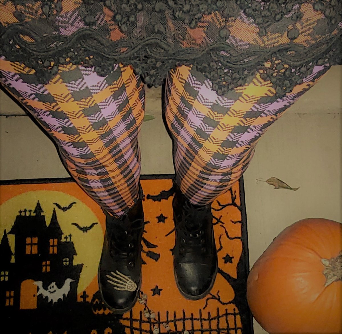 Lindakx947's tweet image. Black &amp;amp; Orange Day @KX947 🎃 Costumes optional. #creepyfun #notricksjusttreats  Hallowe&apos;en fun today with spooky stories, your Country stars favourite costumes and naturally the best music 🎶#nobonesaboutit