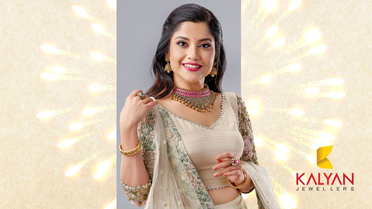 KalyanJewellers's tweet photo. With over 100 unique designs showcasing the most exquisite rani haars, chokers, earrings, rings & more, this Diwali, Kalyan Jewellers brings you a divine collection exuding an essence of old-world charm, with a touch of new-age glam.
#VedhaCollection #DiwaliwithKalyanJewellers https://t.co/rMa0yCB81r