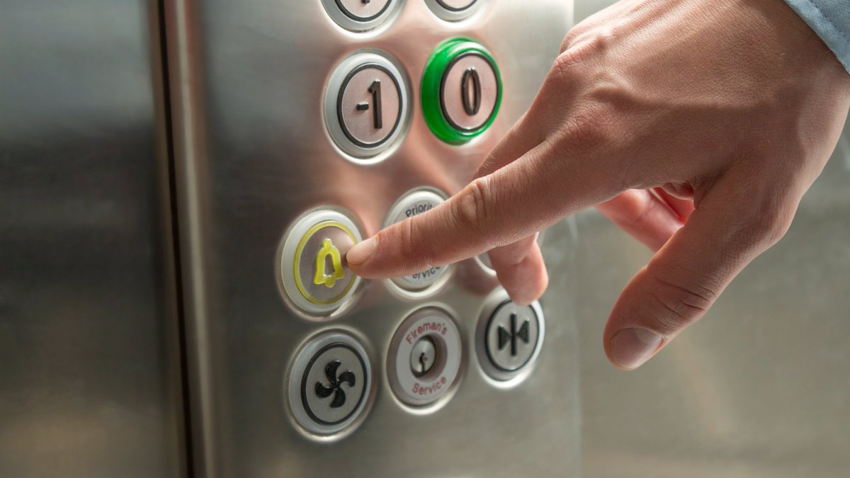 De lift in één van de woontorens van Lieven de Key werd afgekeurd. De corporatie deed niets. #Huurders kwamen in #gevaar, zaten klem in de #lift. De rechter dwong reparatie af en noemt dit #treurig #Huurpeil komt in november met details! Lees alvast: woonbond.nl/nieuws/rechter…