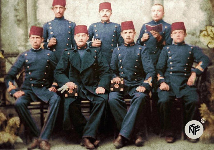 Gazi Mustafa Kemal Atatürk'ün bilinen ilk fotoğrafı. Mekteb-i Harbiye'de 2. sınıf öğrencisi iken, 1901. Annesi Zübeyde Hanıma hatıra olarak göndermiş.