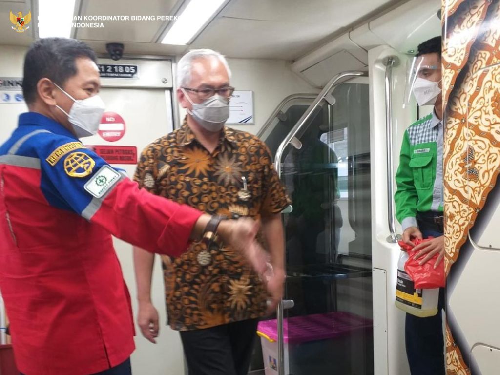 PerekonomianRI's tweet photo. #BeritaEkon
Hai #SahabatEkon
Pemerintah dorong proyek strategis nasional guna mempercepat pemulihan ekonomi nasional.
Yuk, kita simak selengkapnya di:
https://t.co/ZxYyx18Lsg
#PSN #KPPIP
#UntukEkonomiIndonesia https://t.co/Be4GoaDl1h