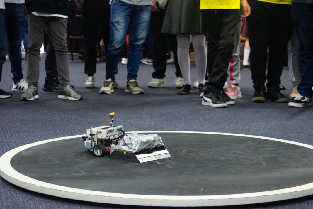 ImpactoTIC's tweet photo. #Runibot es el torneo colombiano de #robótica, lleva siete años y está abierto para universidades y colegios que quieran participar con sus robots en una o varias categorías. Conoce más 👉 https://t.co/WGPySduvKk https://t.co/GAgXj29NjV