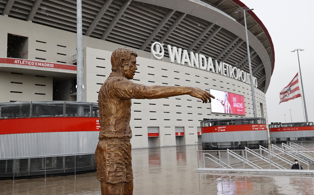 Atleti's tweet photo. Un mito, un ejemplo, un líder, una leyenda... 

❤️🤍 𝗟𝘂𝗶𝘀 𝗔𝗿𝗮𝗴𝗼𝗻𝗲́𝘀 ❤️🤍 https://t.co/FWse30HpPS