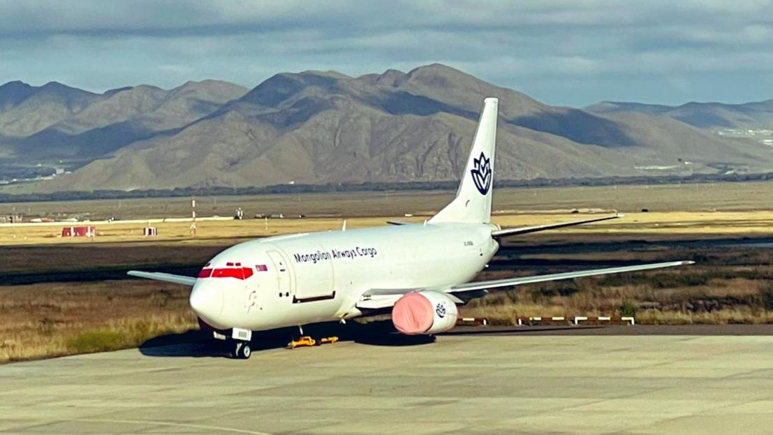 Гааль хураана гээд лацдчихсан ачааны онгоц зэврээд байж бна. Бидэнд нисэх эрх өгчих, тэр тасраад бгаа эм тариаг шууд зардлаар нь авчраад өгье, тэр гаалийн татварын маргаан шүүхээр шийдэгдэнэ, бид зугатаад алга болчихгүй