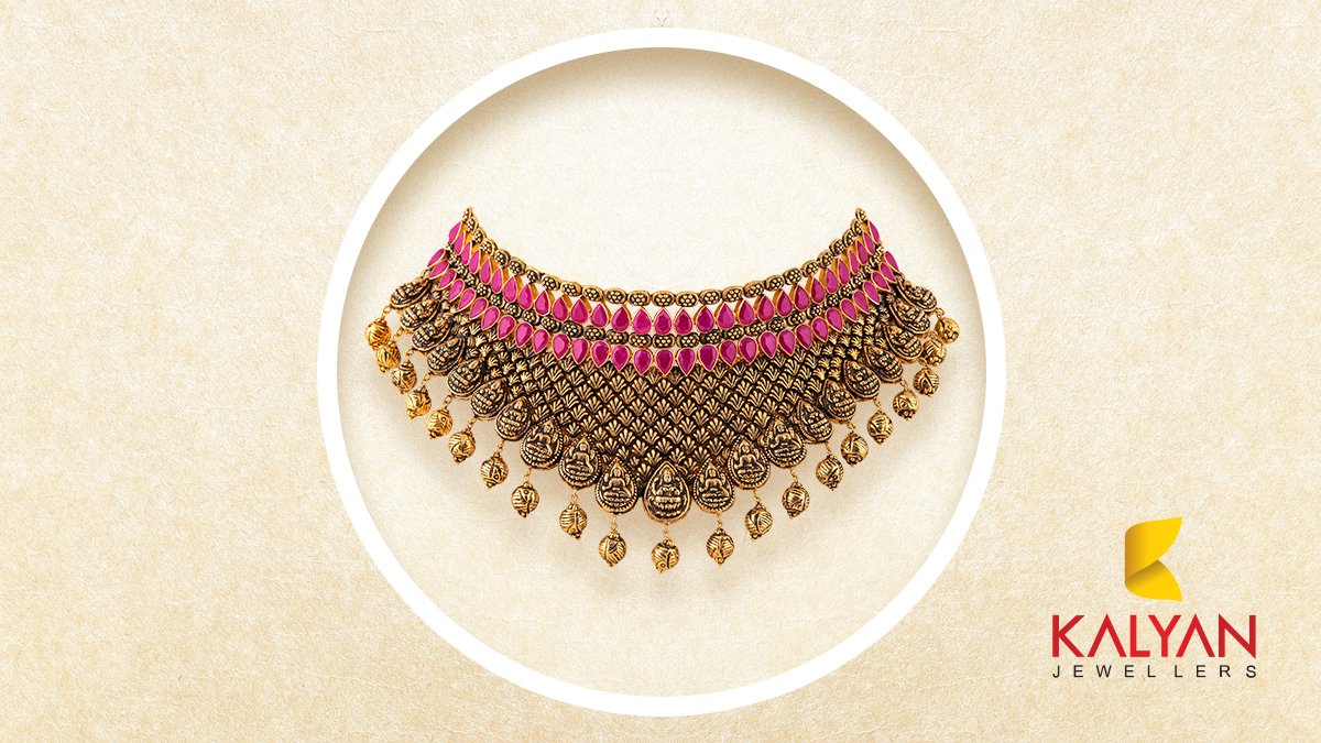 KalyanJewellers's tweet photo. This Diwali, may the glitter of a thousand precious stones shine upon you.
This neckpiece accentuated with the most radiant rubies and exquisite pearls flaunts craftsmanship par excellence.
#VedhaCollection #DiwaliwithKalyanJewellers https://t.co/wVlDPImJaN