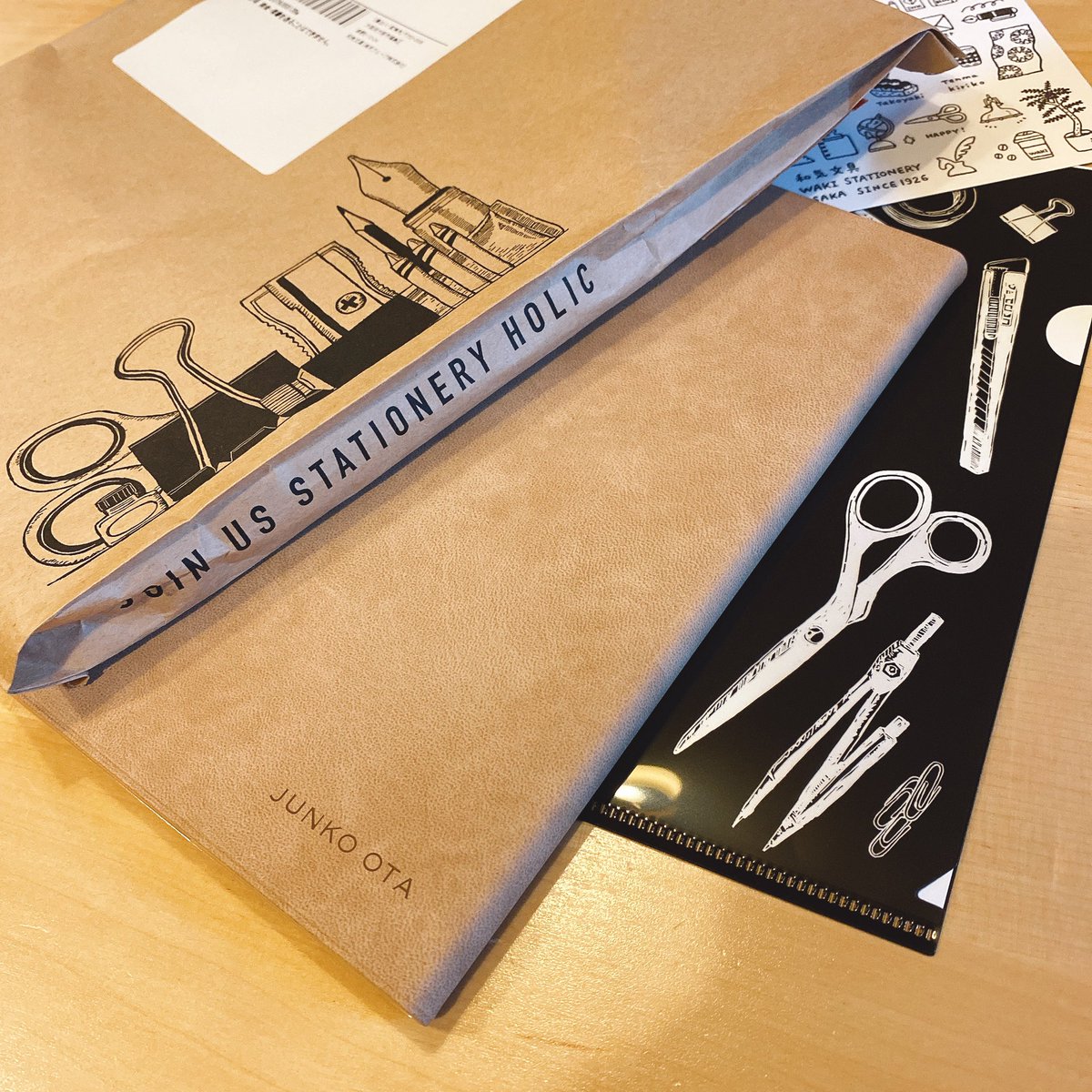 ojo_ojo_ojo's tweet photo. 2022年の手帳が届いてた📦
毎年、和気文具さんで名入れして注文するのですが、送り封筒がカワイイ。そしておまけのA5クリアファイルがオシャレ✂︎
今年の手帳はベージュ📔

#和気文具
#jsdiary https://t.co/utDIhZywoa