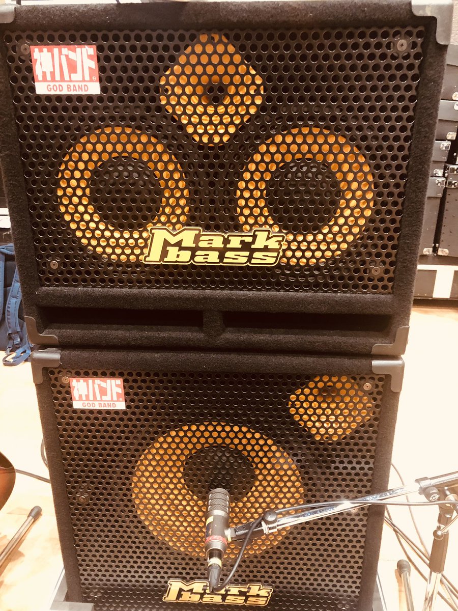 キャビネットの上段はMarkbass ST102HF、下段はMarkbass ST151HRです