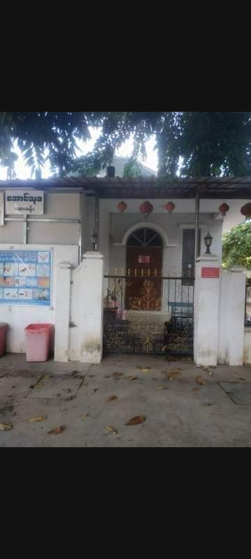 m_krl1's tweet photo. Military terrorists are trying to abduct  Dr. Hlaing Myint Han,NLD MP of Sagaing’ #Kantbalu town. They sealed off his house&amp;his family owned hospital on Oct29. They also forcibly discharged four patients gave newly birth &amp; other 25 patients from hospital.
#WhatsHappeningInMyanmar https://t.co/90Fe2jo3mH