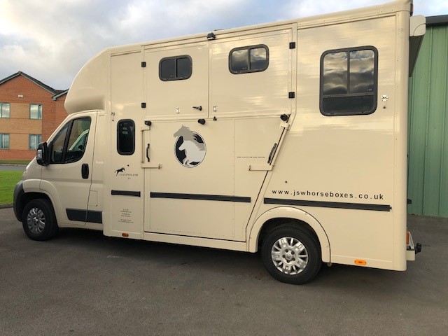 JSWCoachbuilder's tweet image. LOOK WHAT WE'VE GOT FOR SALE.....
** RARE! ** We are pleased to offer one of our own Cleveland Two Horseboxes for sale in this USED Peugeot Boxer 3.5ton.  jswhorseboxes.co.uk/product/used-c…