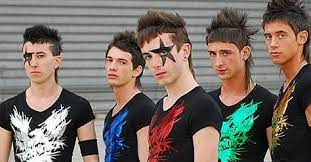 Voici deux petits indices pour vous laisser deviner quel sera le genre cinématographique abordé dans notre épisode de ce dimanche. #podcast