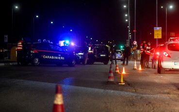 tempoweb's tweet image. Evade dagli arresti domiciliari, arrestato dopo un inseguimento #lavinio #carabinieri #iltempoquotidiano  iltempo.it/roma-capitale/…