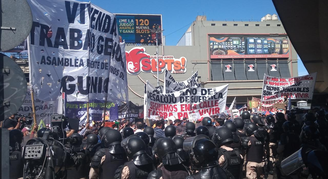 A un año del desalojo del predio de Guernica, organizaciones sociales protestaron al pie del Puente Pueyrredón