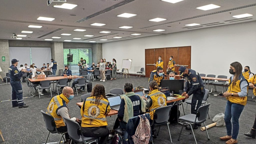UNGRD's tweet photo. #AEstaHora con participación de los 10 equipos de Búsqueda y Rescate #USAR acreditados en el paìs y 18 equipos más en proceso de acreditación, inicia el #SIMEXVirtualColombia, ejercicio de simulación ante un sismo de magnitud de 7.1, que busca verificar capacidades de respuesta. https://t.co/ew8HiF94Ld