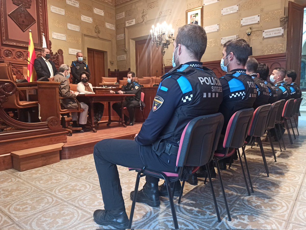 policiaSitges's tweet photo. Aquest matí, al Saló de plens de l' @AjSitges han pres possessió del seu càrrec els 8 nous agents que han superat el període de pràctiques. Enhorabona i benvinguts, Companys!!! https://t.co/iL2oc1dgvC