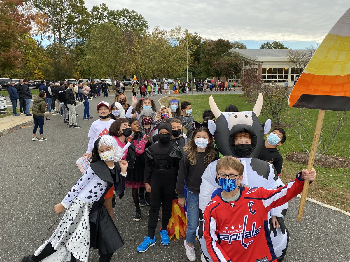 qrliebowitz's tweet photo. Halloween Parade at QR!
@MrsMeghanMeade #qrspride https://t.co/RGSRIObpVR