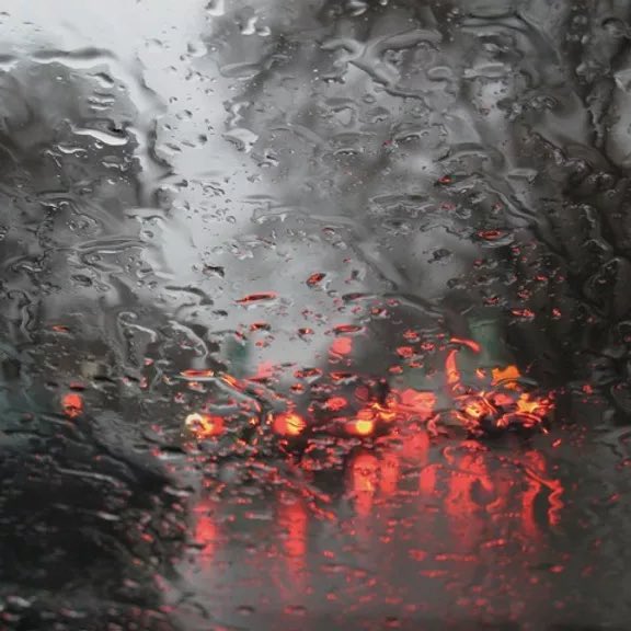 No, no son fotos. Son pinturas.

Así retrata Gregory Thielker la realidad a través del cristal los coches en un día lluvioso.