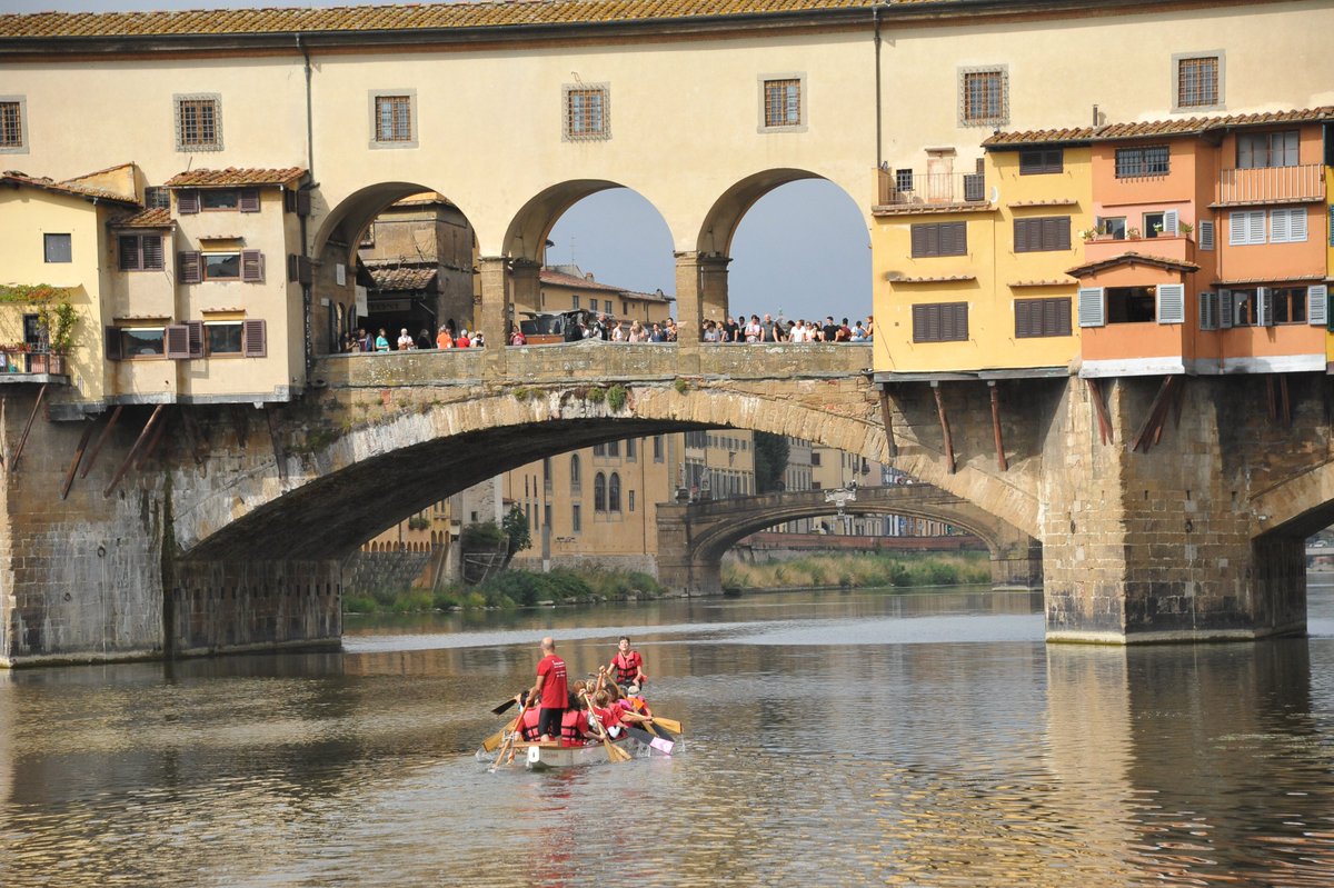 Corrilavita's tweet photo. Quando c'è #CORRILAVITA la meravigliosa squadra #FlorenceDragonLady della @LiltFirenze non manca mai! Le donne che la compongono hanno affrontato il #tumorealseno e praticano il #dragonboat come parte del percorso di riabilitazione psico-fisica previsto dal #Cerion❤️ Foto: G.Gori https://t.co/ZCJI6aEunV