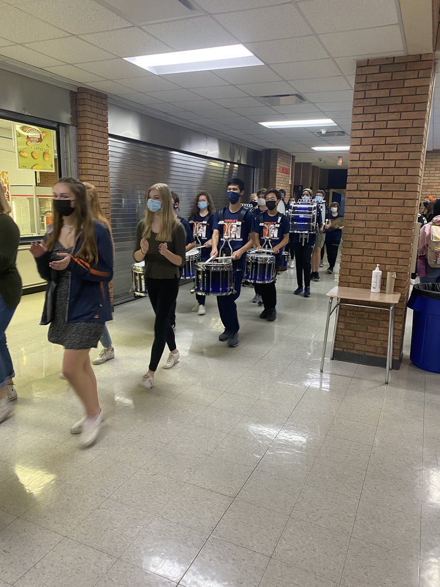 NNactivities's tweet photo. Thanks to our Marching Huskies for always supporting our school!#DrivenToSupport https://t.co/BLIwI5fBVE