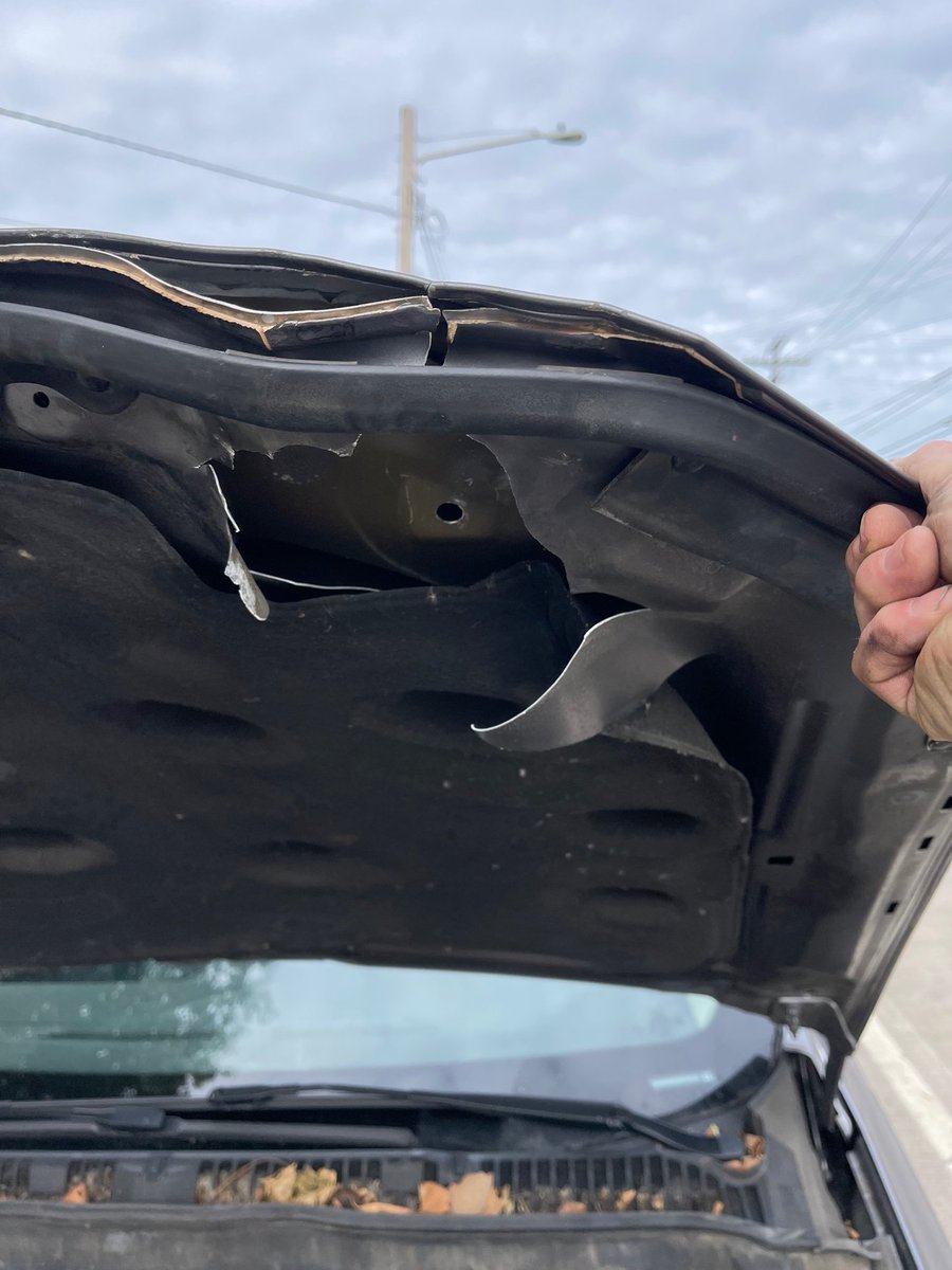 StoudemireKim's tweet photo. @peddle I sold my car to peddle.  They quoted me and sent a tow truck to pick up my car.  The tow truck driver destroyed my hood with a crow bar (bent my hood and ripped the latch off so my hood does not close)  I have video of this and peddle refuses to fix my damaged car. https://t.co/X3xu26ecUP