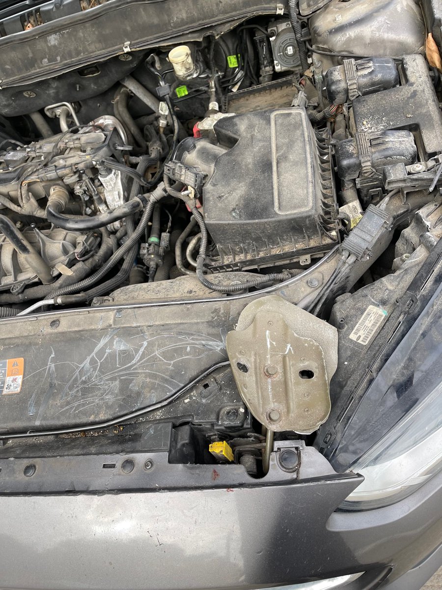 StoudemireKim's tweet photo. @peddle I sold my car to peddle.  They quoted me and sent a tow truck to pick up my car.  The tow truck driver destroyed my hood with a crow bar (bent my hood and ripped the latch off so my hood does not close)  I have video of this and peddle refuses to fix my damaged car. https://t.co/X3xu26ecUP