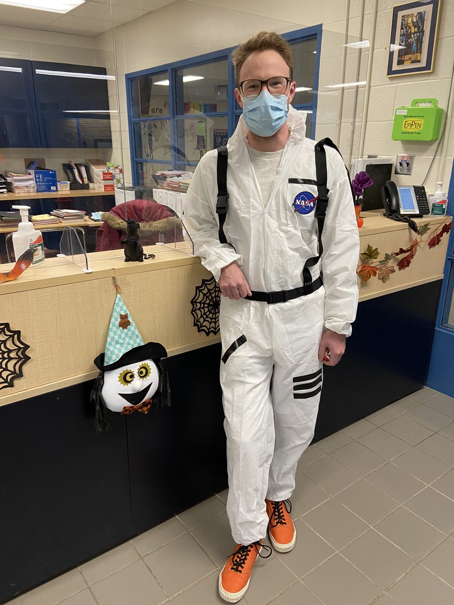 SES_ycdsb's tweet photo. @YCDSB our IT department gets into the spirit of Halloween 🎃 they actually get into the spirit of whatever is going on. We are grateful for all they do to keep things running even when things get spooky 👻 #ryanisthebest https://t.co/rtGKf9xnFd