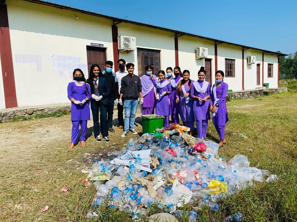 kepikhanal1's tweet photo. कपिलवस्तु वडागंगा नगरपालिकामा स्थित सिद्वार्थ क्याम्पसको सरसफाई 
@Mainadevifound र @UNDPNepal अन्तर्गत को सचेतना परियोजनाका स्वमसेवक सरोज घिमिरेको नेतृत्वमा स्थानिय युवाले  कपिलवस्तु, वडागंगा नपा स्थित सिद्वार्थ क्याम्पसको सरसफाई गरेका छन्।
- 'सके सफाई गरौं नसके फोहोर नै नगरौं ' https://t.co/n3wy0GMBE4