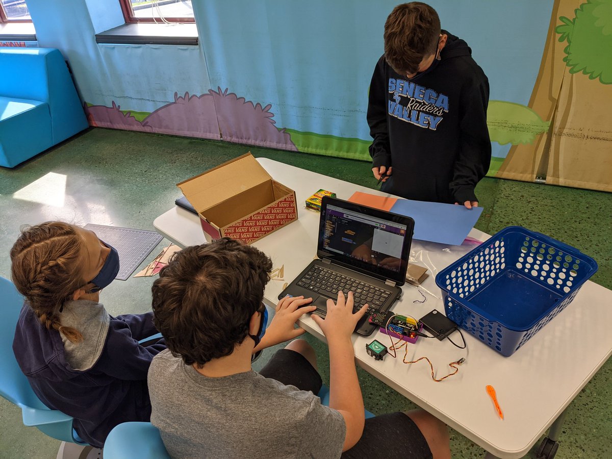 Seneca_Valley's tweet photo. At #Halloween, everyone likes a little scare😱, especially @HMSRaiders Teacher @fogleem, who assigned students to create Jump Scare robots. His lesson was such a success, that @birdbraintech featured him in their newsletter: https://t.co/DqnXUOcUir. #SVTeachersRock #SVCIRC https://t.co/9jIYvnSm6B