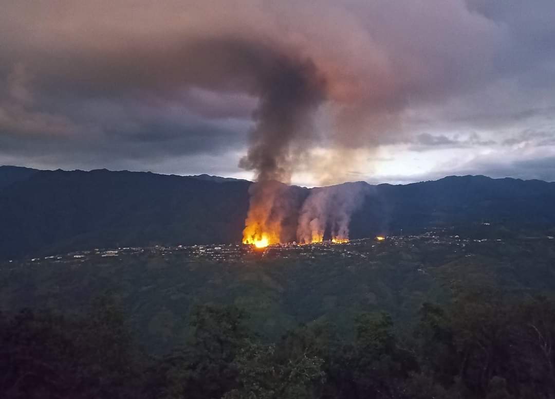 nansumonaung's tweet photo. In Thantlang, #Chin state, junta terrorists used heavy weapons in city :over 100 houses burned down including Thantlang Baptist Church. 
Dictactorship must end !
We must win to get back our normal life.
@SAdamsR2P @POTUS @EmmanuelMacron
#Oct29Coup 
#WhatsHappeningInMyanmar https://t.co/peFo6A9Pyi