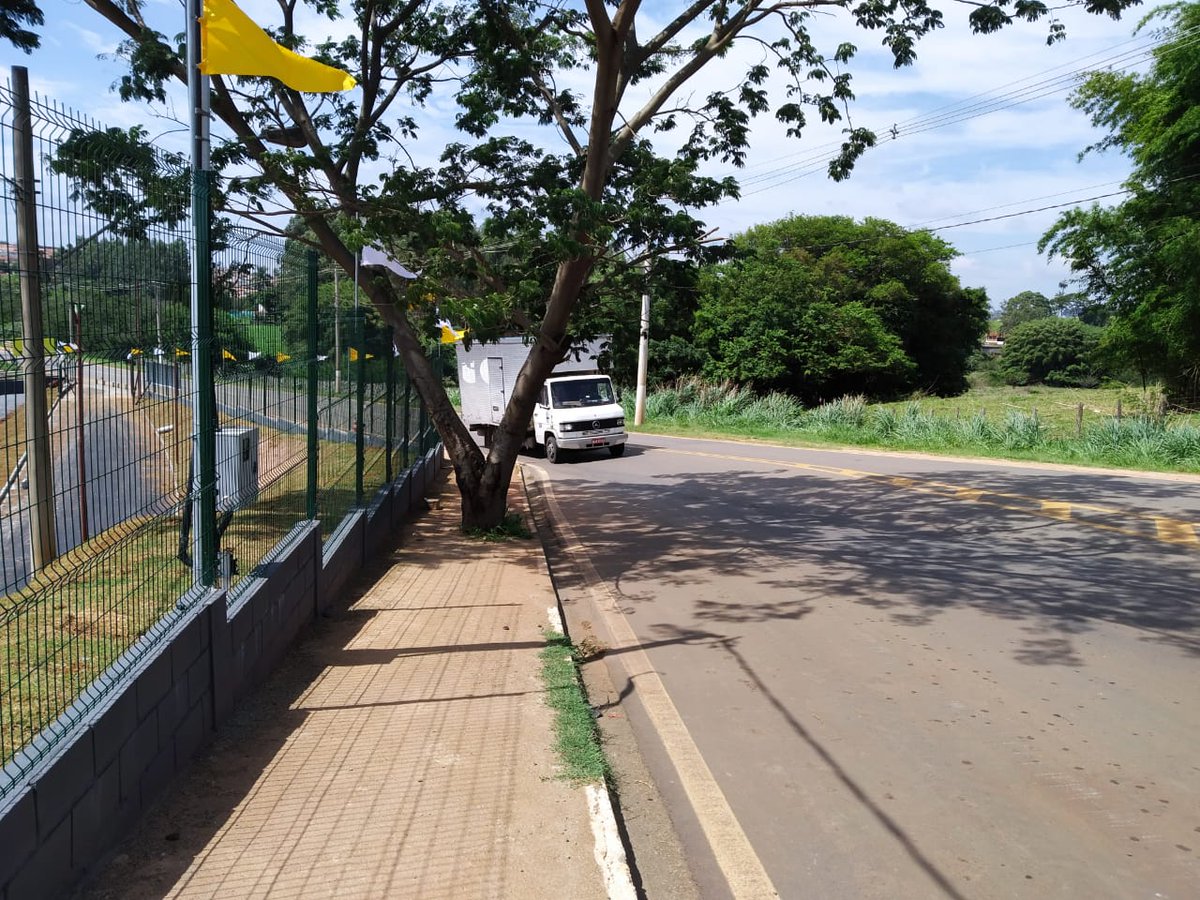 guilombard's tweet photo. @AndreMarinho Pessoal, vim aqui só pra fazer uma profecia trágica. 
A foto abaixo é de um mercado #mineirao q vai abrir na minha cidade. fica perto de um bairro humilde, sem calçada pra chegar até lá e a calçada feita apenas na frente do mercado ainda ta obstruída por uma arvore.  Guaxupé, MG. https://t.co/o5Atsj2mUz