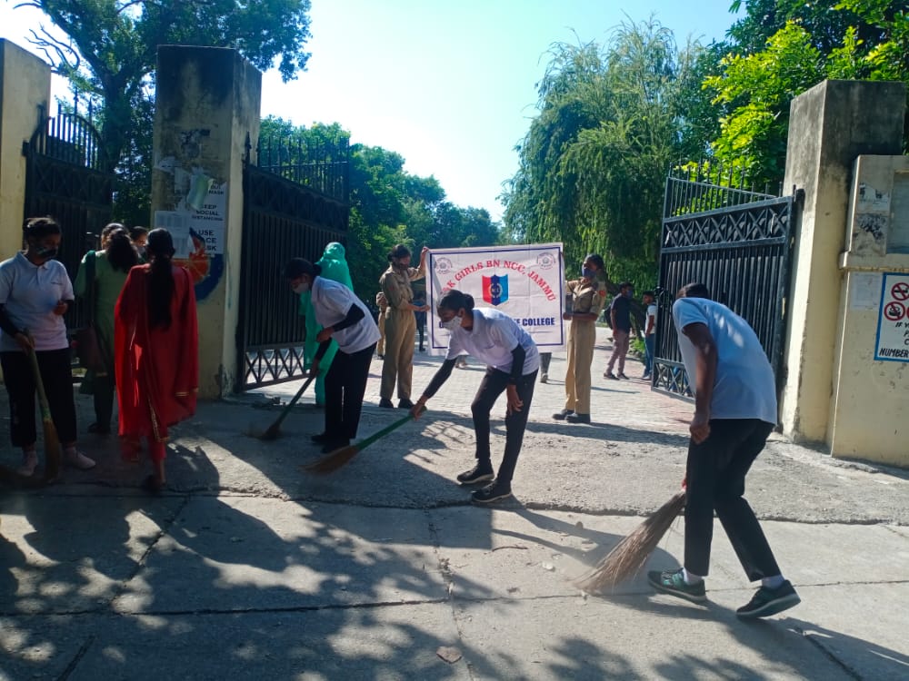 GDC_RS_Pura_NCC's tweet photo. 2J&amp;K Girls BN NCC,GDC RS Pura organised a cleanliness drive as part of 'Clean India'programme to celebrate Azadi Ka Amrit Mahotsav. As part of cleanliness drive,college premises was cleaned.A total of 32 cdts participated in the drive.
@DteJKL
@HQ_DG_NCC
@prodefencejammu
@adgpi https://t.co/Yw2qtQdPKR