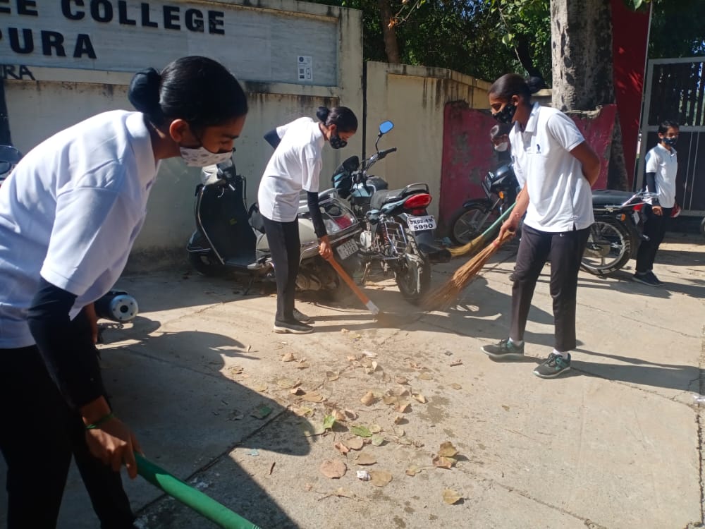 GDC_RS_Pura_NCC's tweet photo. 2J&amp;K Girls BN NCC,GDC RS Pura organised a cleanliness drive as part of 'Clean India'programme to celebrate Azadi Ka Amrit Mahotsav. As part of cleanliness drive,college premises was cleaned.A total of 32 cdts participated in the drive.
@DteJKL
@HQ_DG_NCC
@prodefencejammu
@adgpi https://t.co/Yw2qtQdPKR